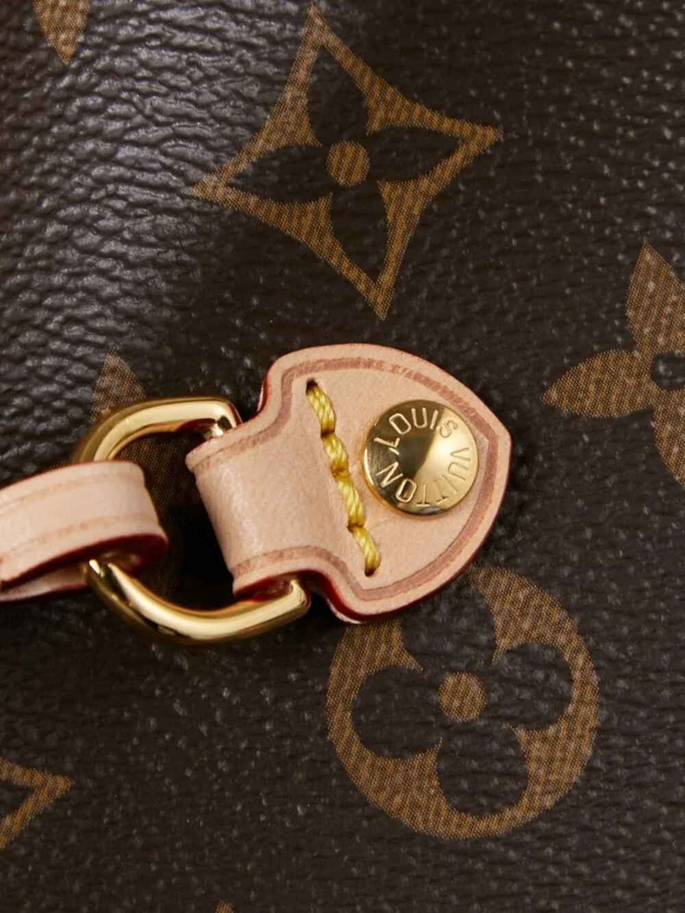 Louis Vuitton. dimensions 32